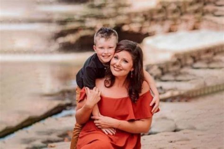 Amber Massey Blogger Parents: Find Her Net Worth, Reddit Mug Shot