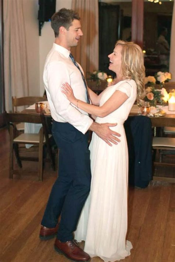 Angela Kinsey Husband Age Difference And Their Married Life