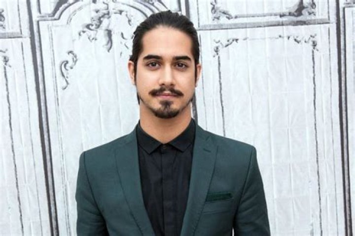 Bio, Net Worth, Age, Height, Girlfriend, Career Of Avan Jogia