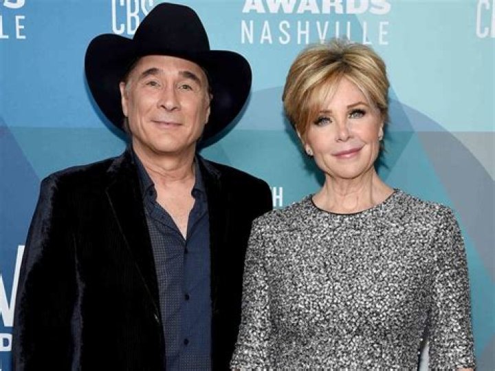 Clint Black: Wife, net worth, tattoos, smoking & body facts