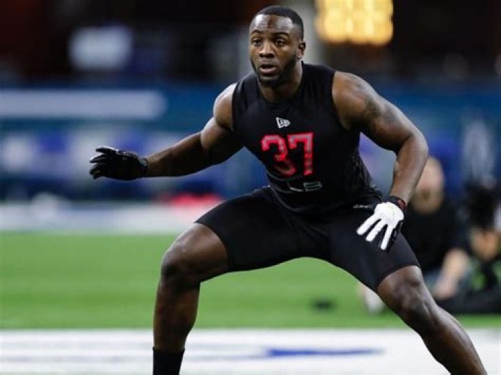 Davion Taylor Biography, Age, Wiki, Height, Parents, Education, Girlfriend, Dating, Salary, Net Worth, Stats, NFL, And Twitter