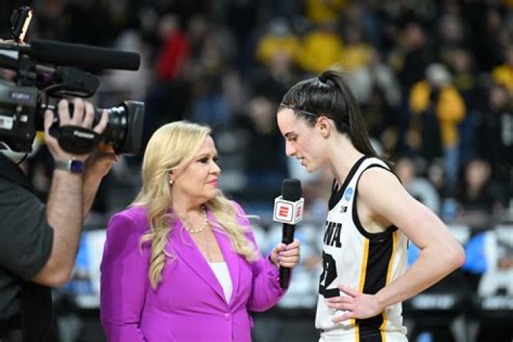 Did Holly Rowe ever play basketball? Where did Holly Rowe go to college?