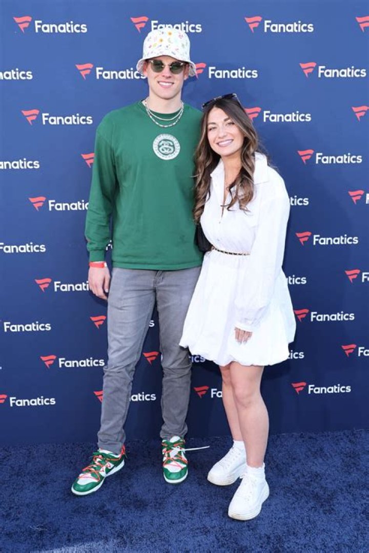 Does Joe Burrow have a gf? Where is Olivia Holzmacher from?
