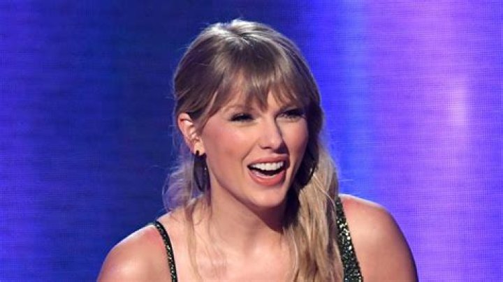 Does Taylor Swift Have Fake Teeth? Or Did She Get Veneers?