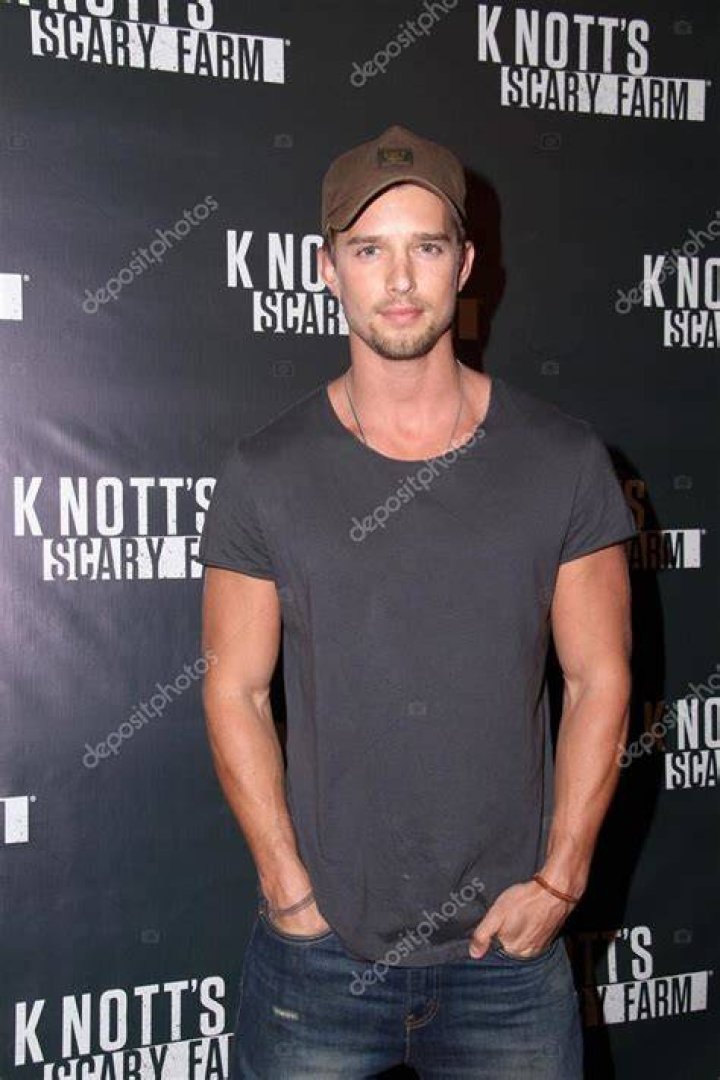 Drew Van Acker Age, Wiki, Biography, Height, Weight, Life, Ethnicity, Religion, Dating, Girlfriend, Net Worth