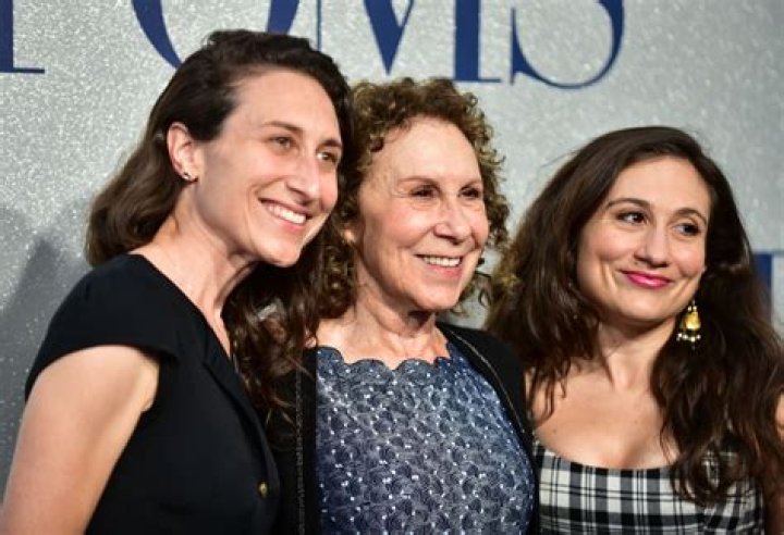 Grace Fan Devito (Danny DeVito Daughter) Age, Bio, Wiki, Height, Weight, Boyfriend, Net Worth, Facts