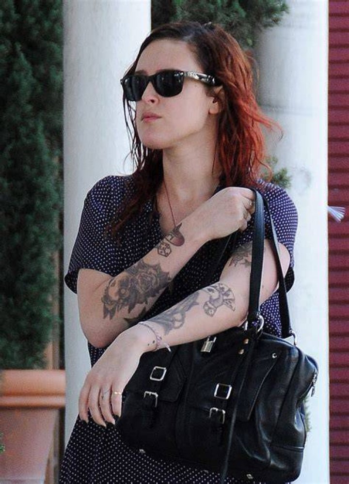Holly Hunter: Boyfriend, net worth, tattoos, smoking & body measurements