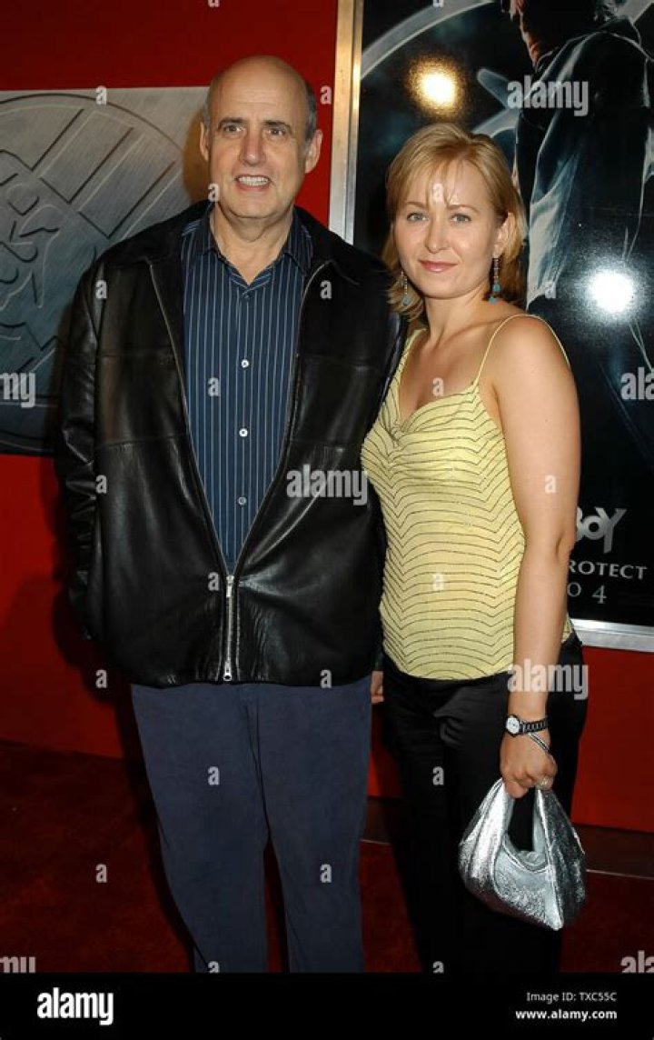 Jeffrey Tambor: Wife, net worth, tattoos, smoking & body facts