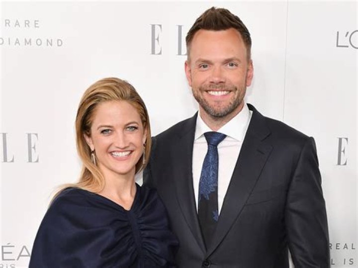 Joel McHale – Bio, Wife, Height, Net Worth, Age, Wiki, Kids, Family