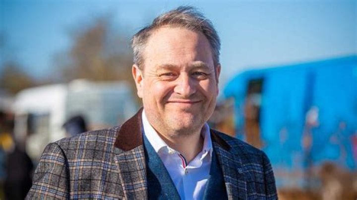 Jonathan Pratt Bargain Hunt Auctioneer Age and Wife, Is Antiques Expert Married?