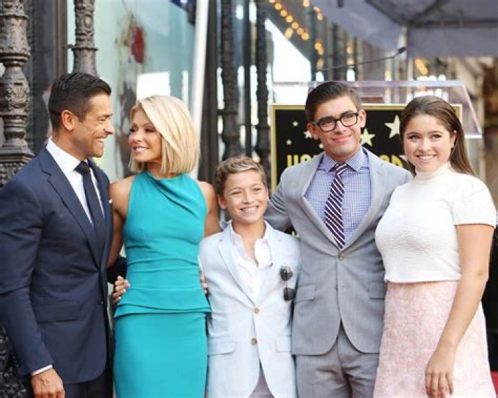 Kelly Ripa – Bio, Facts, Wiki, Net Worth, Age, Height, Family, Husband, Kids, Tarek Fahmy, Lola Boyfriend, Prom Date, All My Children, Live!, Tattoo