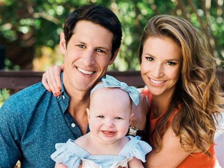 Kristin Fisher Biography; Net Worth, Eyebrows, Husband, New Baby, New Job