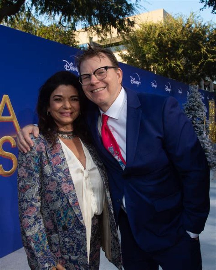 Laura San Giacomo: Husband, net worth, tattoos, smoking & body measurements