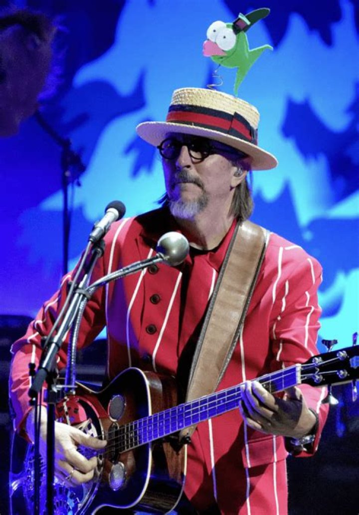 Les Claypool: Wife, net worth, tattoos, smoking & body facts