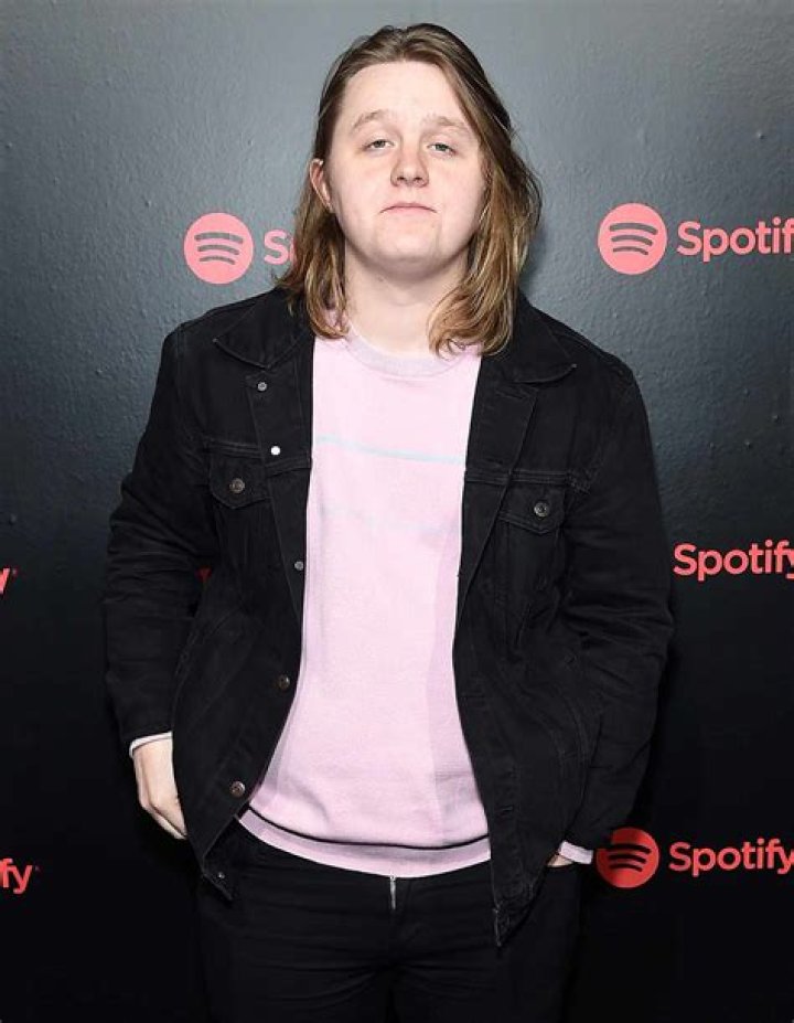 Lewis Capaldi Origini And Family: Brother And New Girlfriend