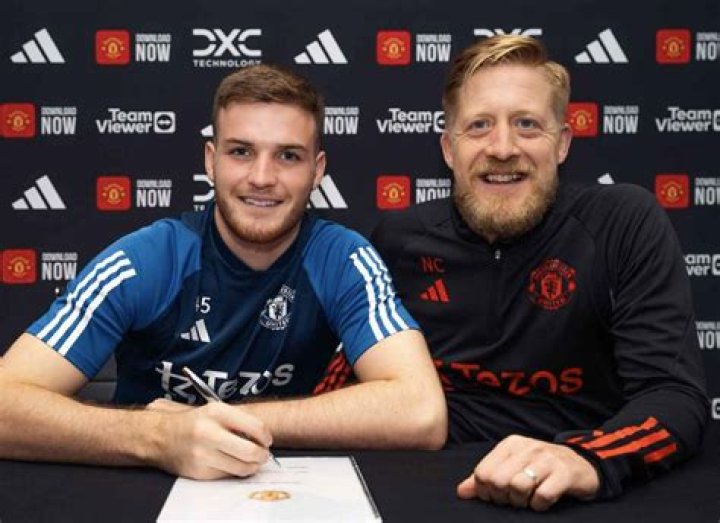 Manchester United Goalkeeper Dermot Mee Biography