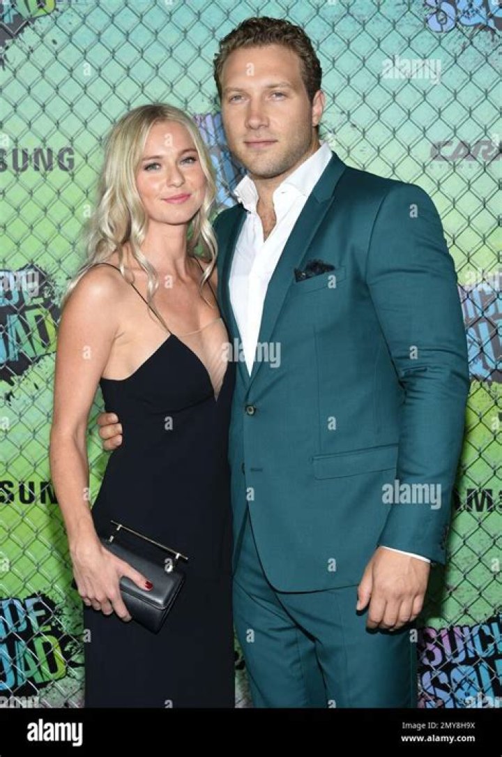 Mia Scholink – Joel Courtney Girlfriend Turned Fiance