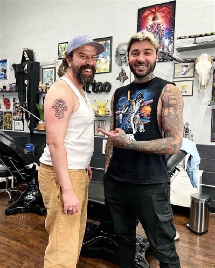 Oscar Isaac: Fiancée, net worth, tattoos, smoking & body facts