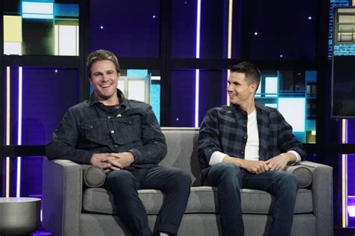 Robbie Amell Bio, Wiki, Age, Height, Wife, Brother, Cousin, Movies, and Net Worth.