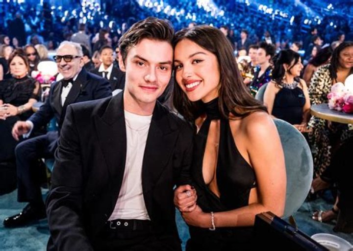 Sabrina Carpenter Boyfriend Now Revealed- Who Is She Dating?