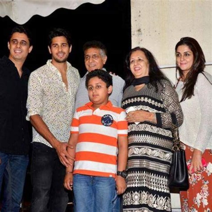 Sidharth Malhotra Wiki, Income, House, Cars, Favorites, Affairs, Awards, Family, Facts & Biography