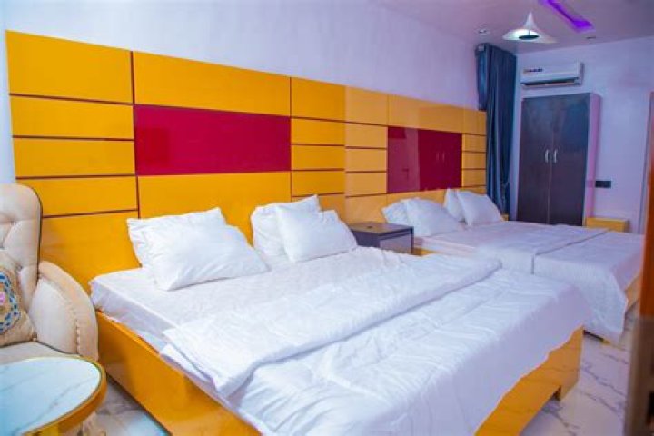 Twins Base Hotel, Sagamu