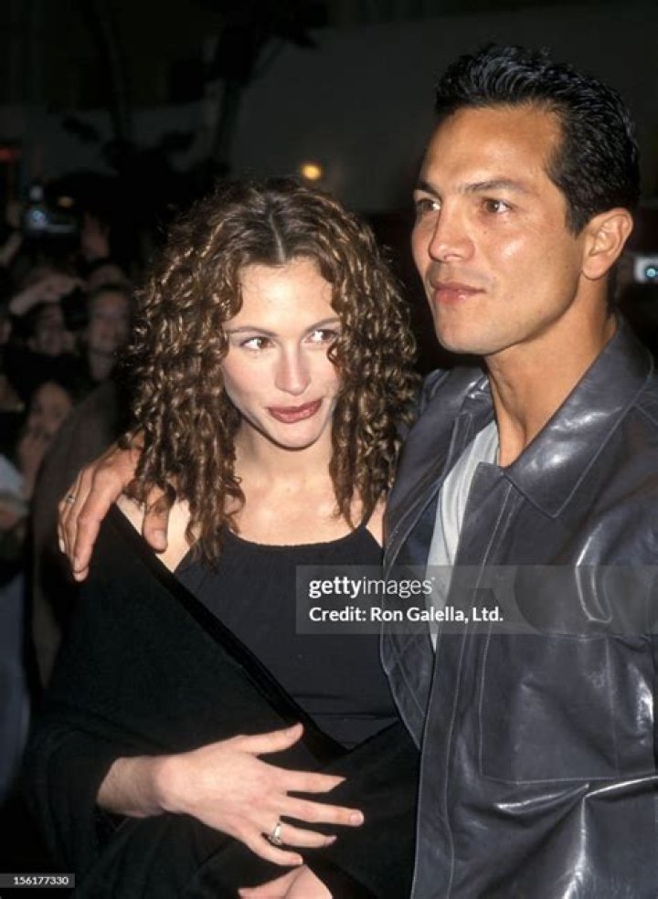 What happened to Benjamin Bratt and Julia Roberts?