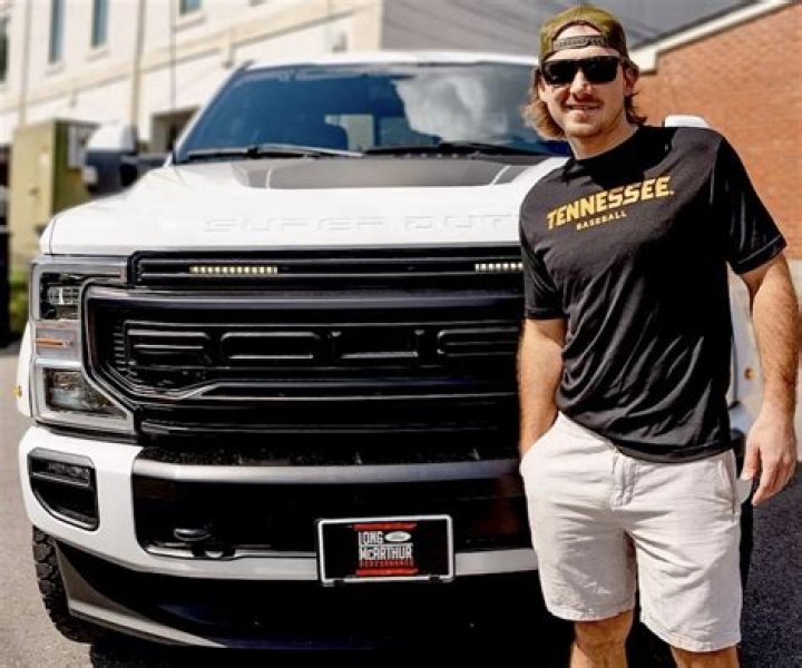 What kind of car does Morgan Wallen drive?