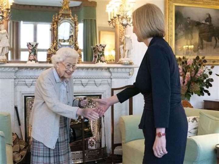 Who are Liz Carr’s parents? What is Liz Carr famous for?