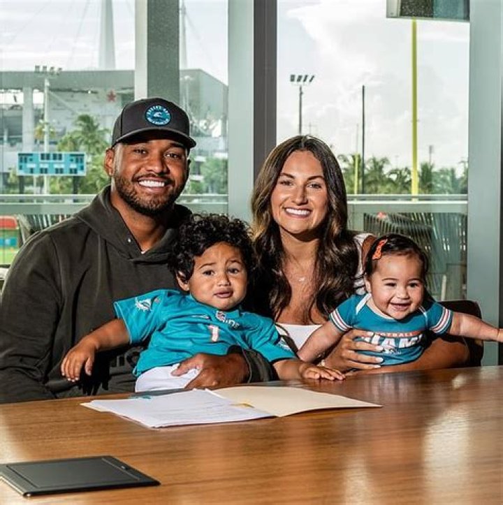 Who are Tua Tagovailoas Parents? Tua Tagovailoa Biography, Parents Name, Nationality and More