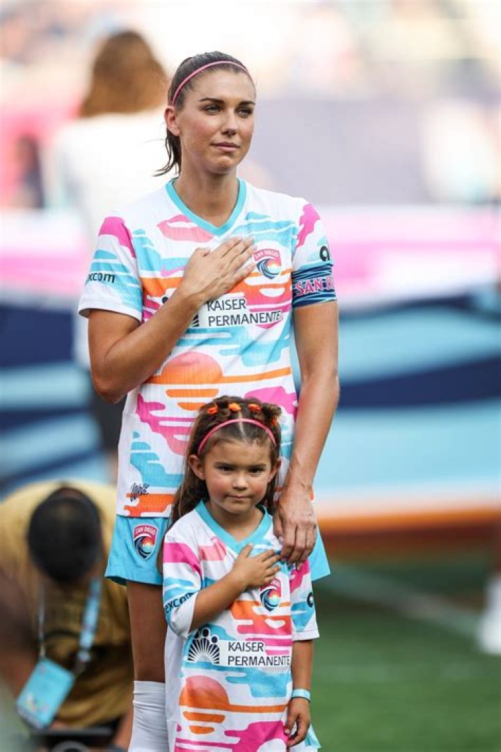 Who is Alex Morgan family? How old are Alex Morgan’s sisters?